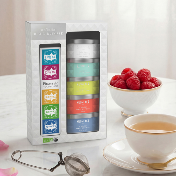 Coffret La Sélection Alain Ducasse avec une pince à thé